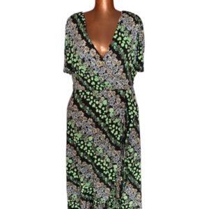 Une robe noire avec des motifs floral