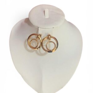 Une paire de boucles d'oreilles