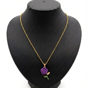 Collier pendentif rose violette dorée