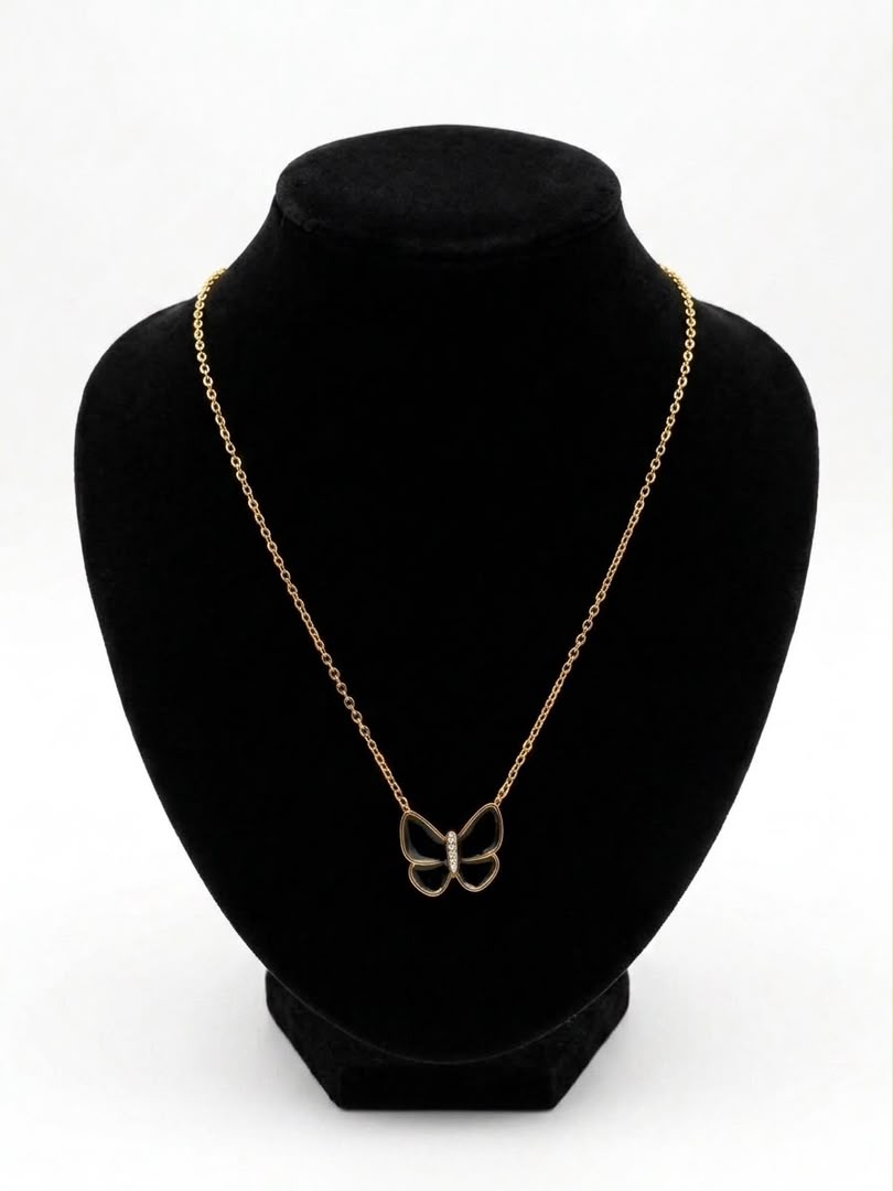 Collier pendentif papillon noir et doré
