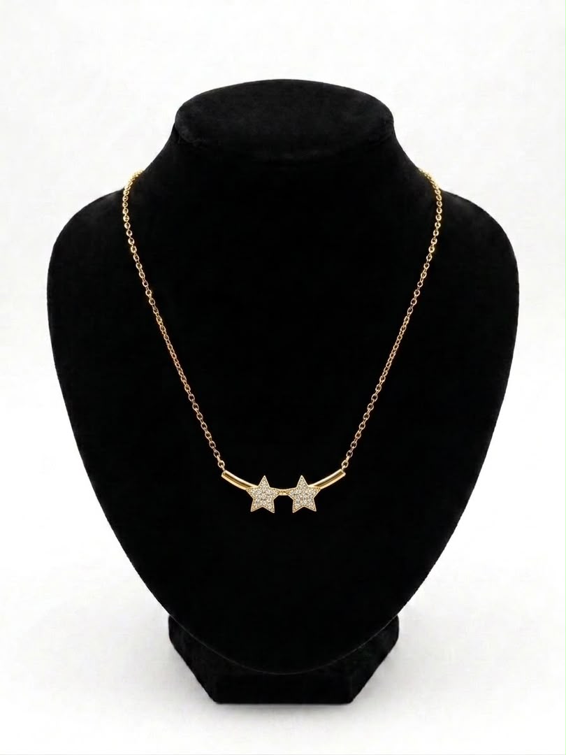 Collier doré élégant avec pendentif trèfle