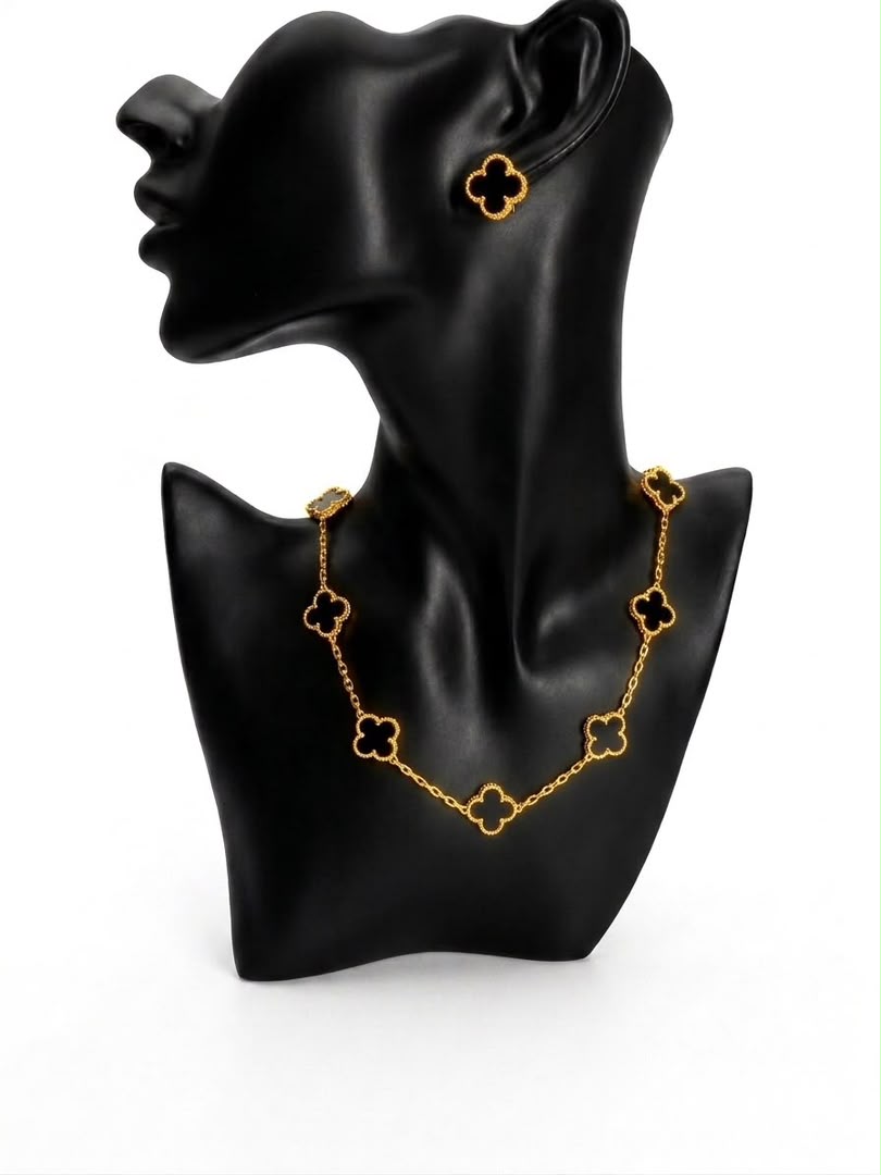 Chaîne et boucles d'oreilles trèfles noirs et dorés