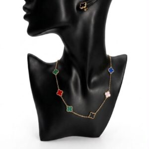 Chaîne et boucles d'oreilles trèfles multicolores et dorés