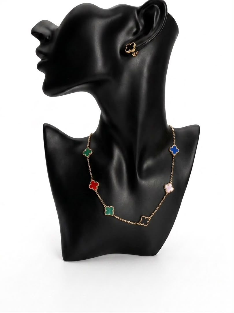 Chaîne et boucles d'oreilles trèfles multicolores et dorés
