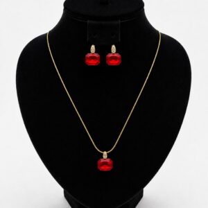 Parure de bijoux dorés à pierres rouges